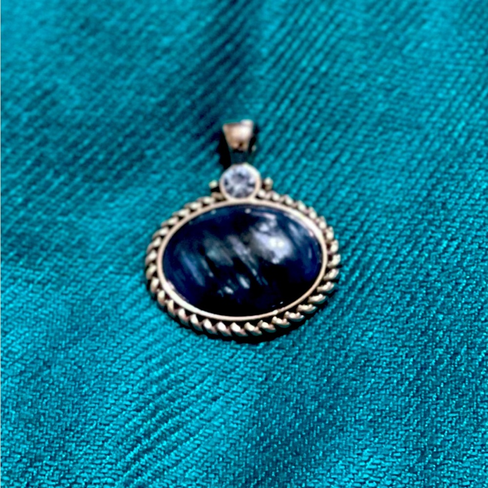 Lia Sophia Pendant Used-Great Condition